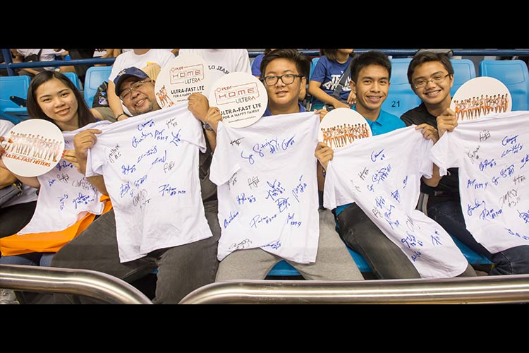 Lucky fans win courtside tickets — and shirts signed by PLDT Home Ultera stars — in Game 3 of the Shakey’s V-League Open Conference finals. 