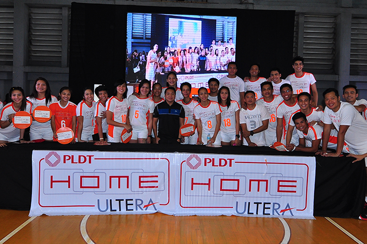 PLDT HOME Marketing Head Gary Dujali (center) with the Philippine volleyball superstars from Amihan and Bagwis.
