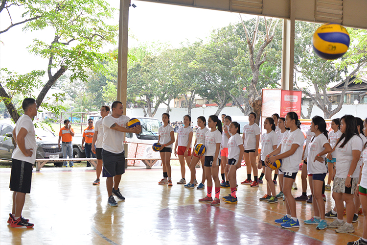 The seasoned coaches of Amihan and Bagwis helped develop the skills of Iloilo’s young volleyball players through a special clinic.