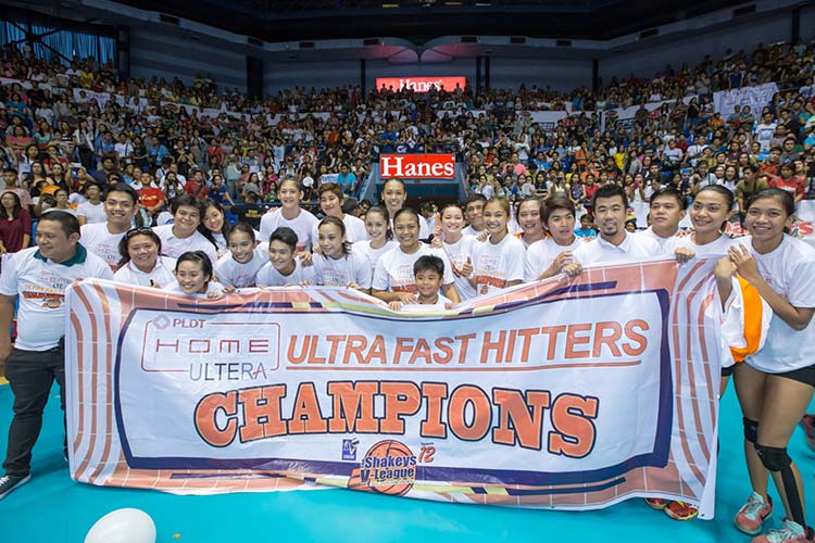 The PLDT HOME Ultra-Fast Hitters are now the reigning champions of the Skakey’s V-League Season 12 Open Conference. Celebrating with them in the photo is PLDT VP and HOME Marketing Head Gary Dujali (leftmost) and Shakey’s V-League commissioner Tony Boy Liao (rightmost).