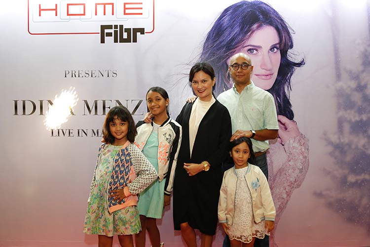 Fibr subscriber and entrepreneur and TV host Daphne Osena-Paez with husband broadbast journalist Patrick Paez with their daughters Lily, Sophia, and Stella