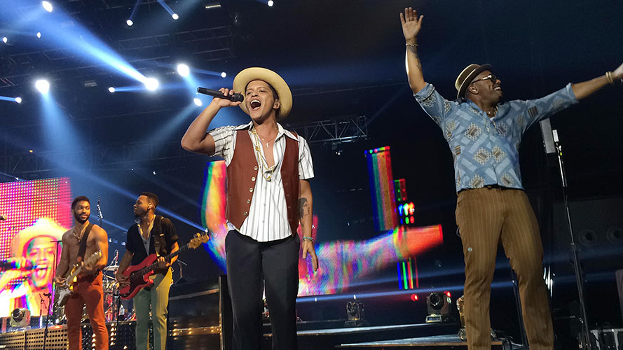 Bruno Mars sings his chart topping hits live!