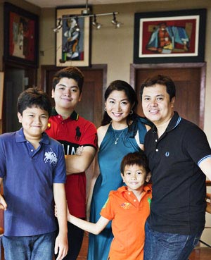Michael Cacnio and family use PLDT HOME Fibr
