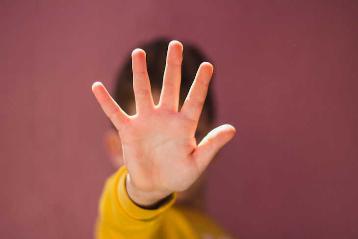 A kid showing five fingers (1)