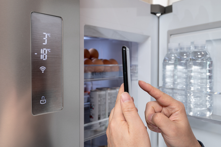 Controling refrigerator with smartphone