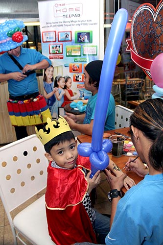 Kids get into the Disney spirit with balloons and colorful body paint.