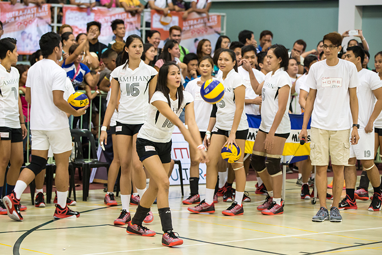 Philippine volleyball teams Amihan (women) and Bagwis (men), together with PLDT HOME Ultera, help hone the skills and passion of Dasmarinas’ young and aspiring volleyball players through a special clinic