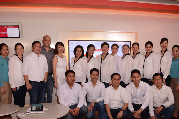 PLDT VP and Head of Customer Care Paolo Lopez, PLDT Head of Customer Care Business Development Weng Aquino, PLDT Head of SSC Management Anna Fernando PLDT Head of GMM Southwest SSCs Rogel Bagnas  with the Pasay SSC customer service assistants (CSAs) and agents