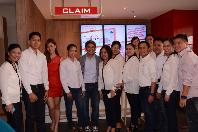 PLDT EVP and Head of HOME Business Ariel Fermin with the Pasay SSC customer service assistants and agents