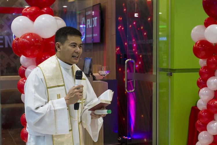 Fr. Eugene Echanova presiding the store blessing