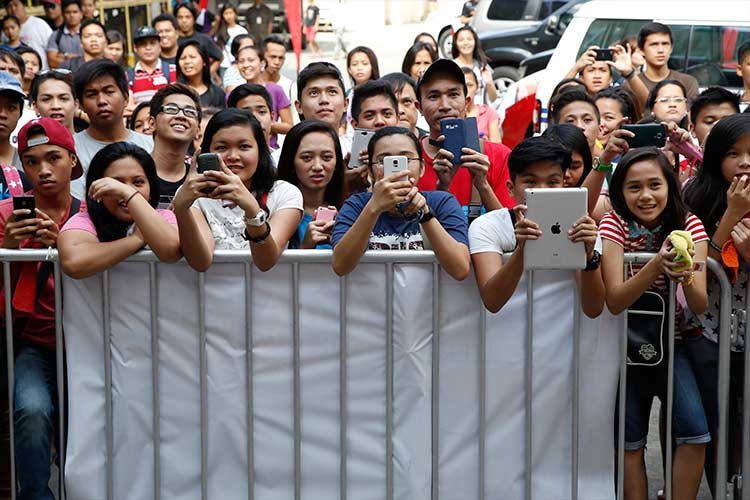 Thousands of Bulaceno fans gather outside the venue, eagerly awaiting the volleyball superstars’ arrival.