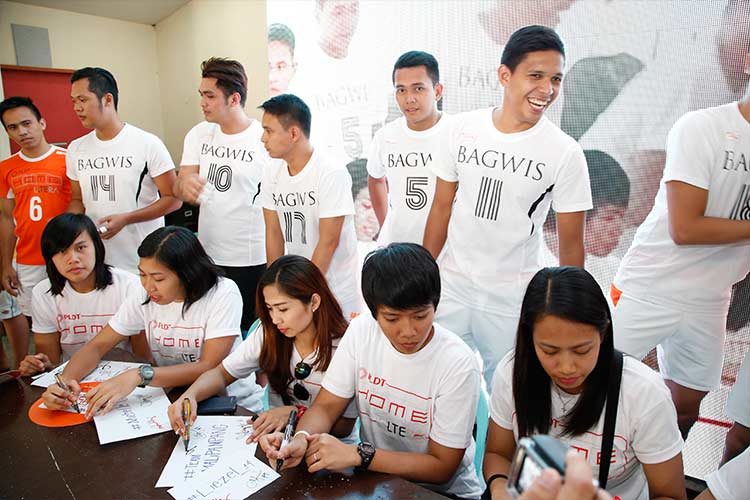 Lucky subscribers of PLDT HOME Ultera participate in a meet-and-greet with the country’s top volleyball athletes.